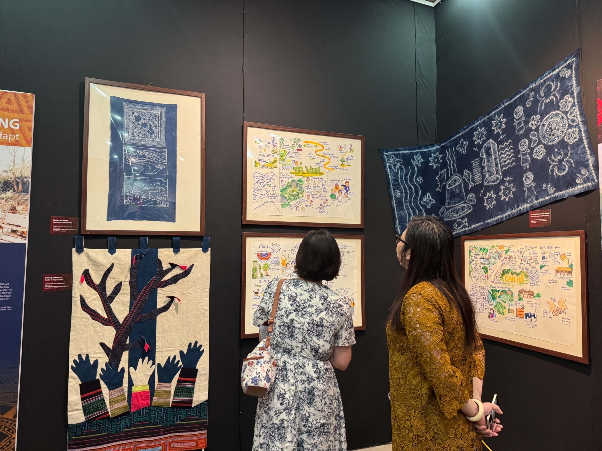 Du khách ấn tượng với những sản phẩm đặc sắc trưng bày tại triển lãm