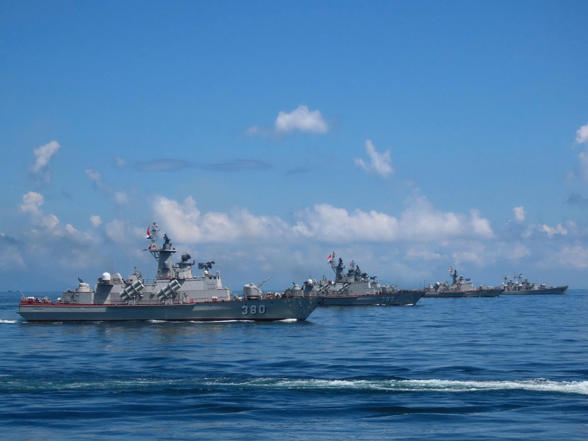 Biên đội tàu Vùng 2 Hải quân huấn luyện đội hình, khẳng định sức mạnh bảo vệ chủ quyền