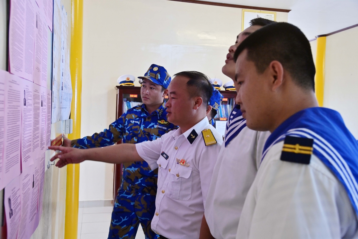  Cử tri nhà giàn DK1.20 và tàu trực 740 tìm hiểu về các ứng cử viên