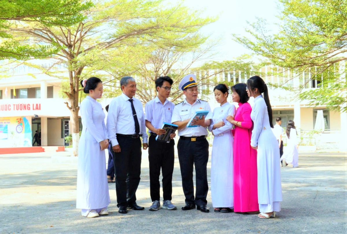 Giáo viên, học sinh được báo cáo viên Học viện Hải quân trực tiếp trao đổi, thông tin về biển, đảo Việt Nam và môi trường học tập trong Quân đội