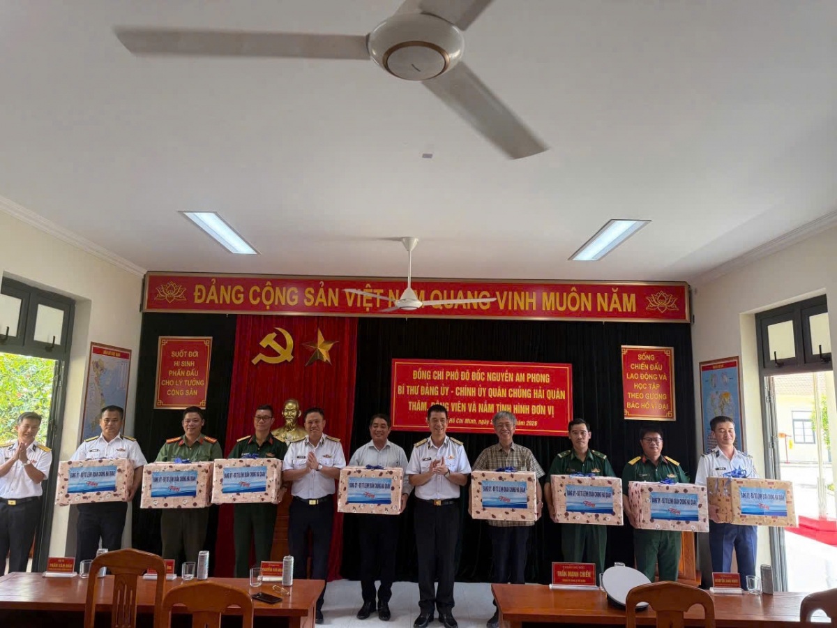 Phó Đô đốc Nguyễn An Phong tặng qua các đơn vị lực lượng vũ trang trên địa bàn