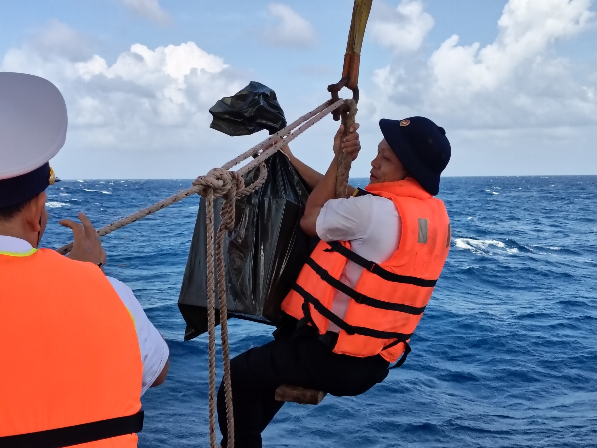 Thời điểm sóng gió to, việc đưa thùng phiếu và người lên các nhà giàn gặp rất nhiều khó khăn