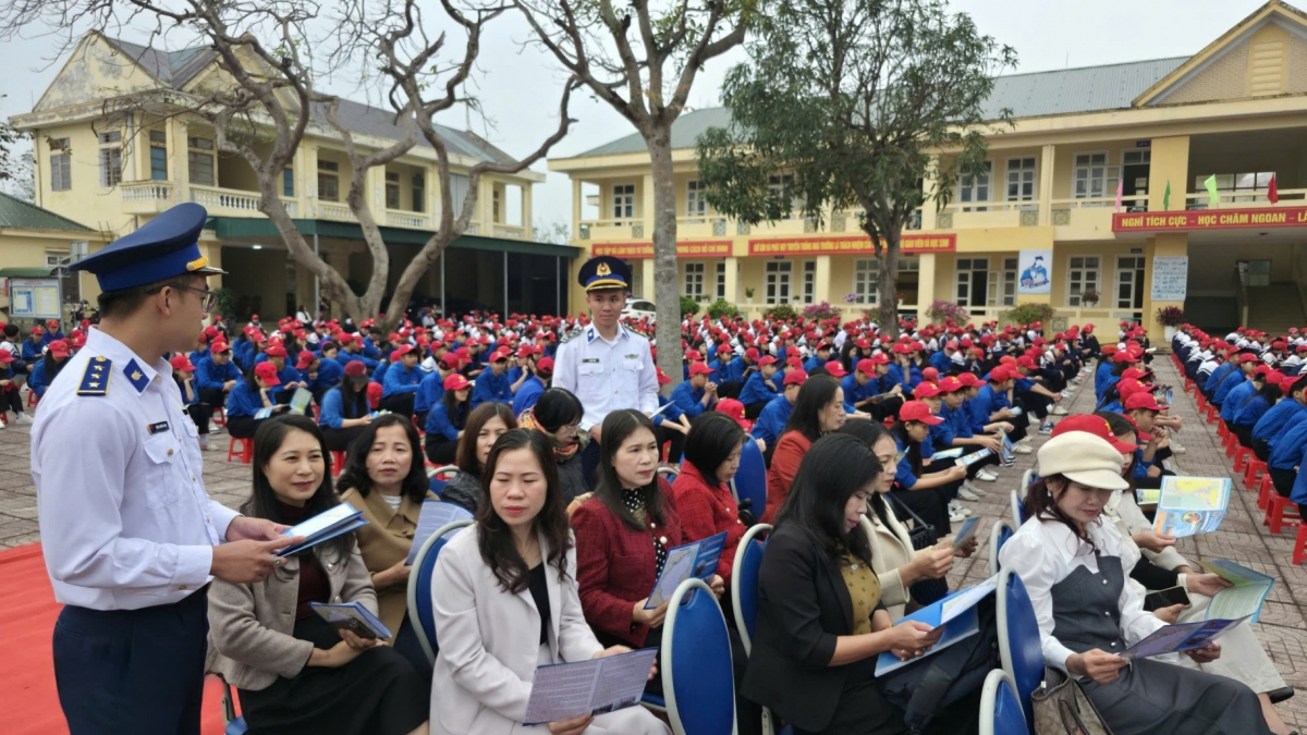 Cấp phát tờ rơi, sổ tay pháp luật cho giáo viên và học sinh nhà trường
