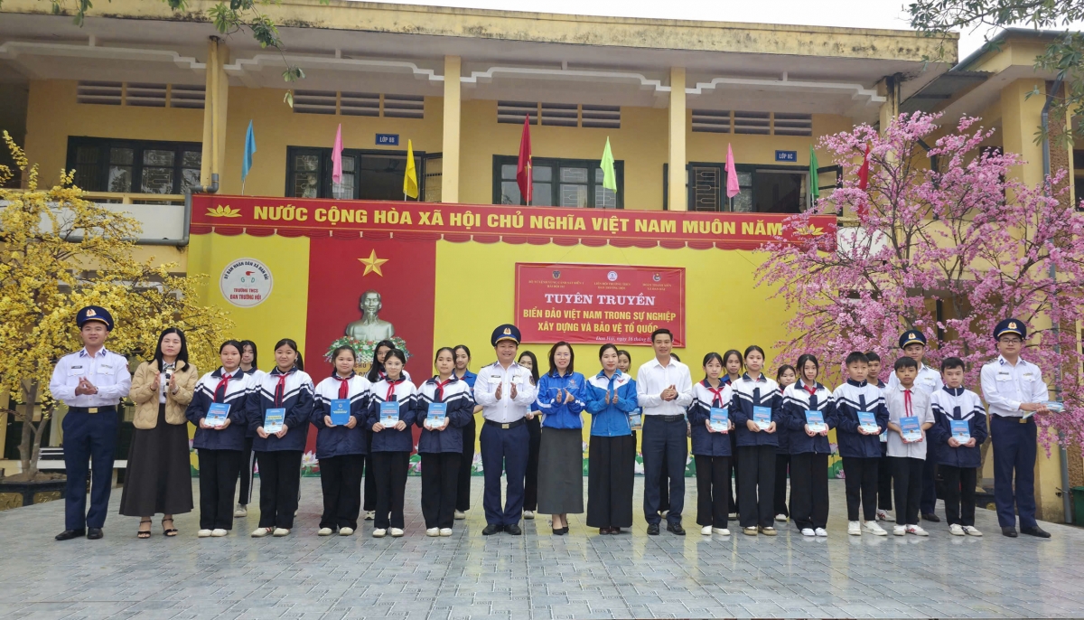 Trao tặng sách, báo, tạp chí về biển đảo, pháp luật và truyền thống Quân đội nhân dân Việt Nam cho các em học sinh