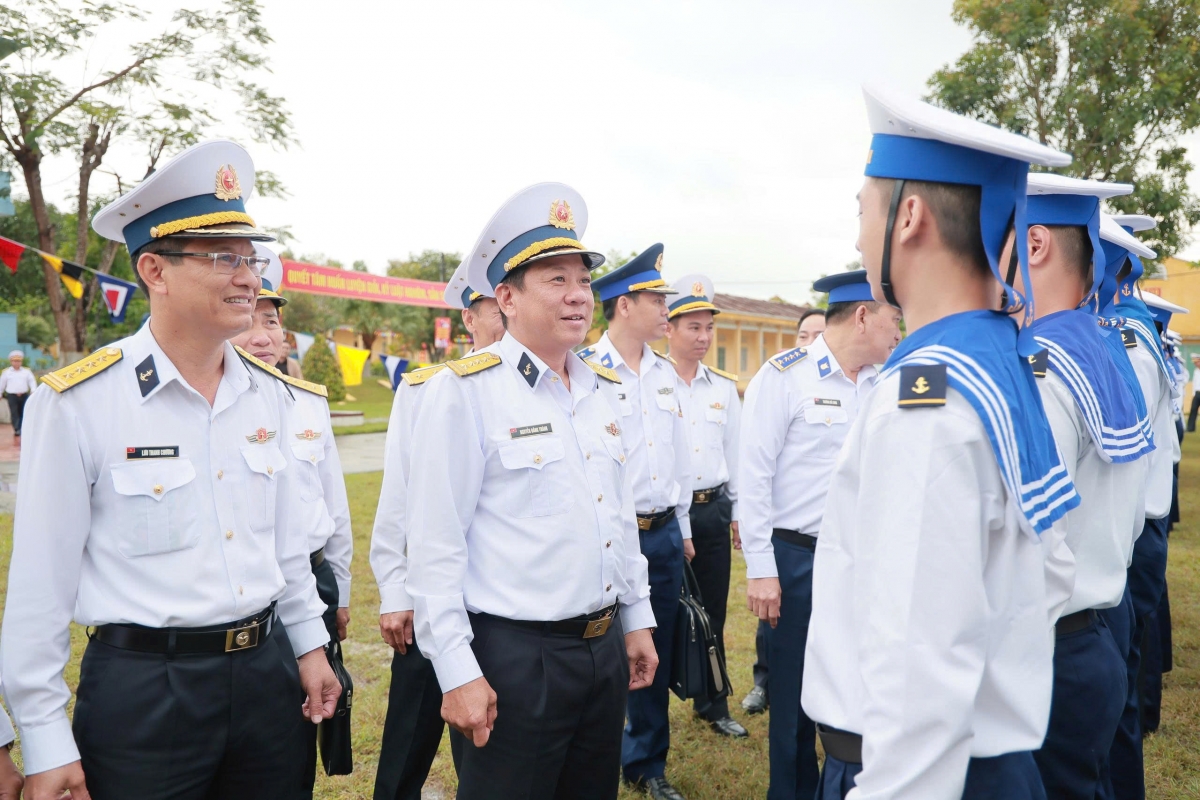 Thủ trưởng Bộ Tư lệnh Vùng 3 Hải quân và đoàn công tác thăm hỏi, động viên chiến sĩ mới