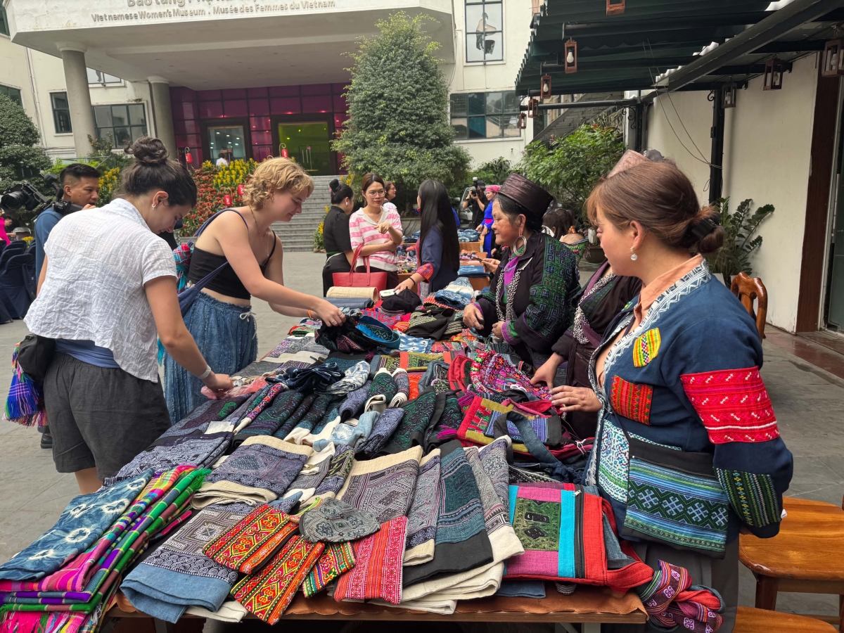 Tại Bảo tàng Phụ nữ Việt Nam, cũng giới thiệu nhiều gian trưng bày các sản phẩm thủ công truyền thống 