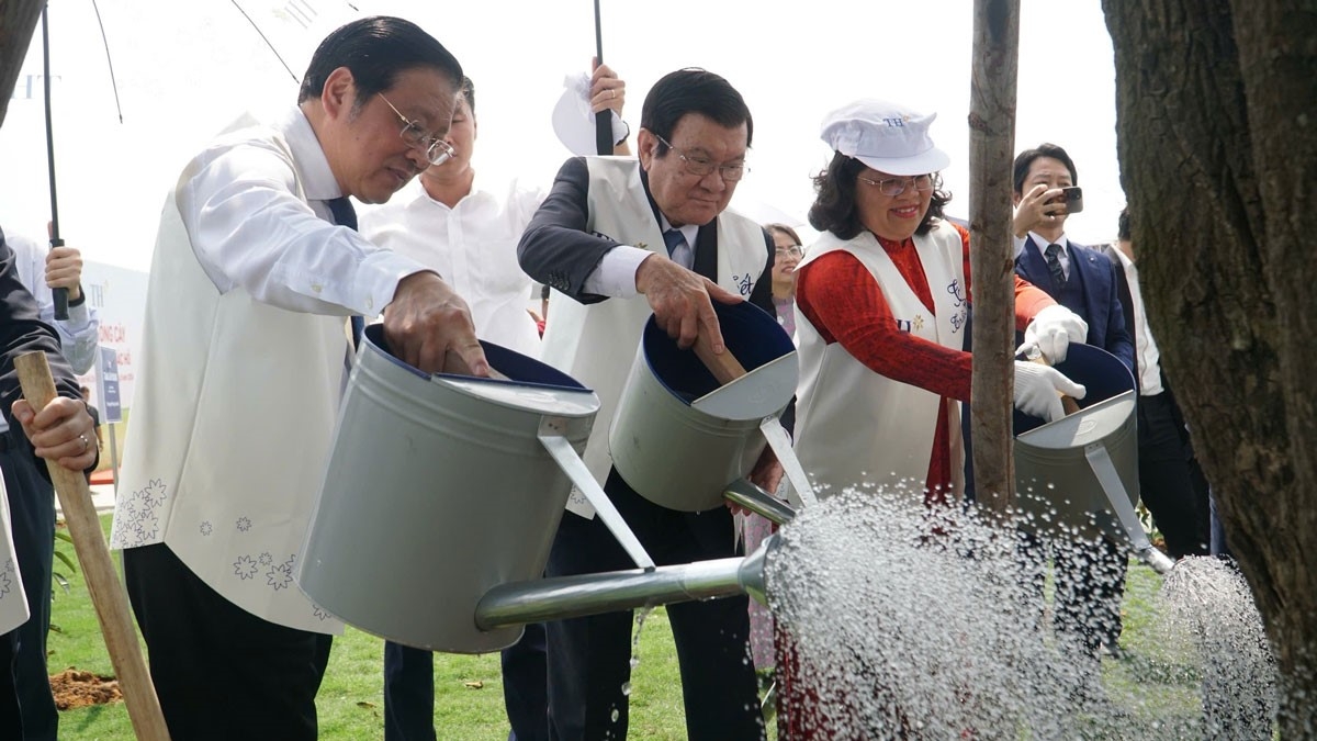 Nguyên Chủ tịch nước Trương Tấn Sang cùng lãnh đạo TP.HCM trồng cây lưu niệm tại nhà máy