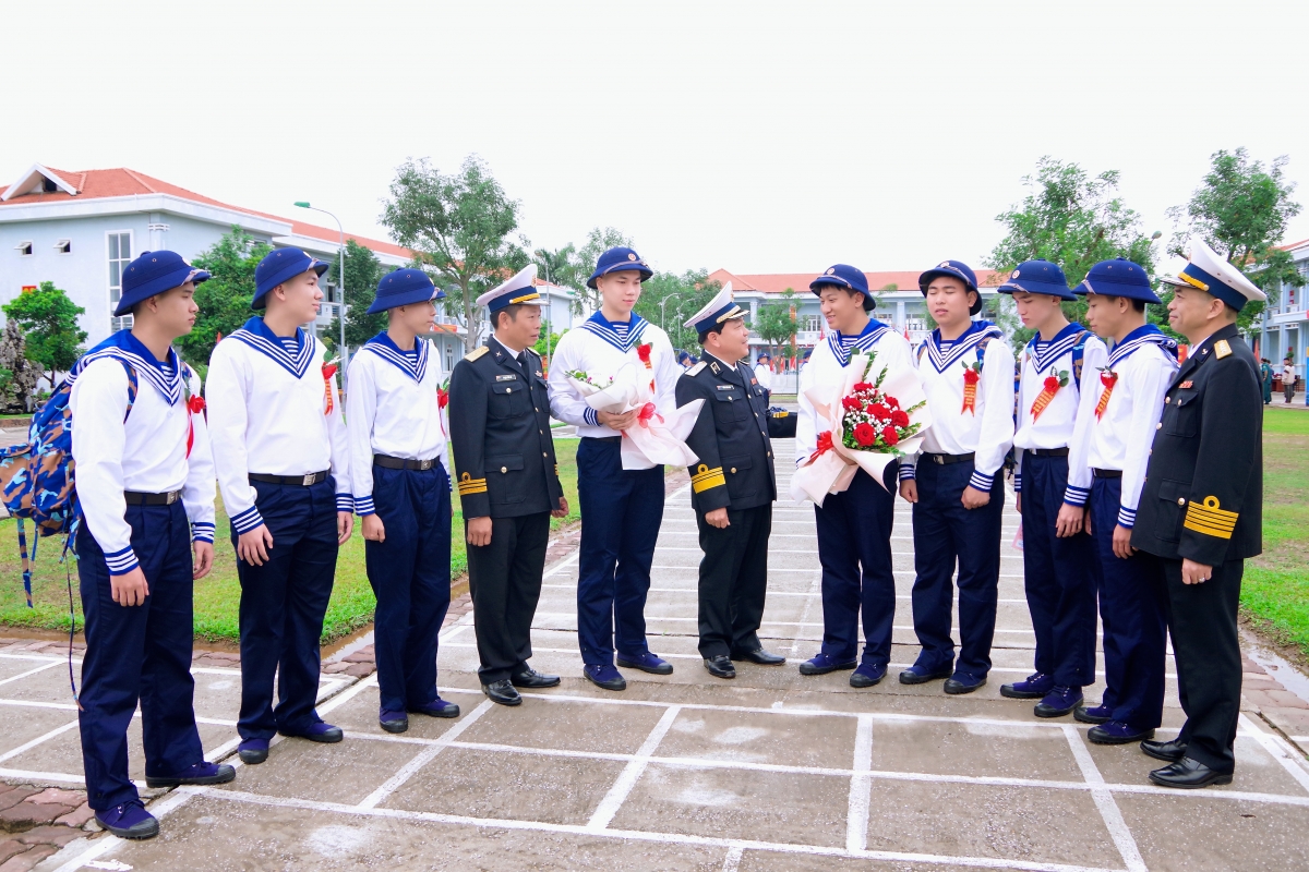 Chuẩn Đô đốc Trần Xuân Văn, Bí thư Đảng ủy, Chính ủy Vùng 1 gặp mặt, động viên chiến sĩ mới về huấn luyện tại Tiểu đoàn 158