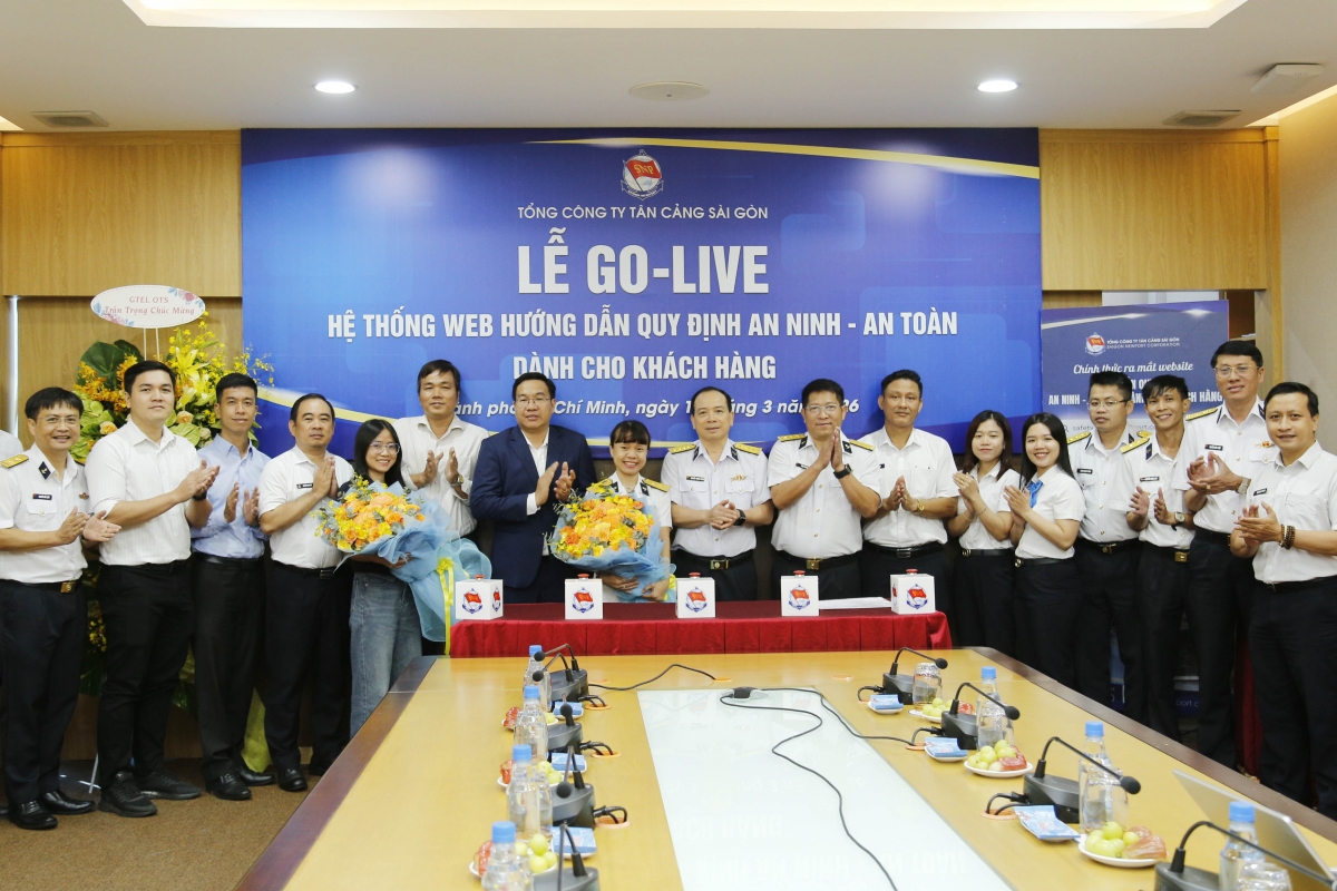 Lãnh đạo Binh đoàn 20 và các đại biểu tặng hoa chúc mừng tổ dự án