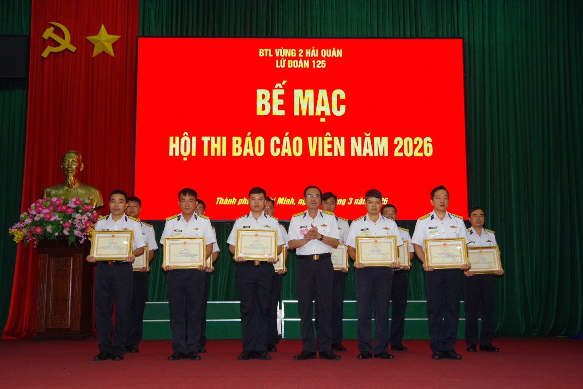 Thủ trưởng Lữ đoàn trao thưởng các cá nhân có thành tích tốt