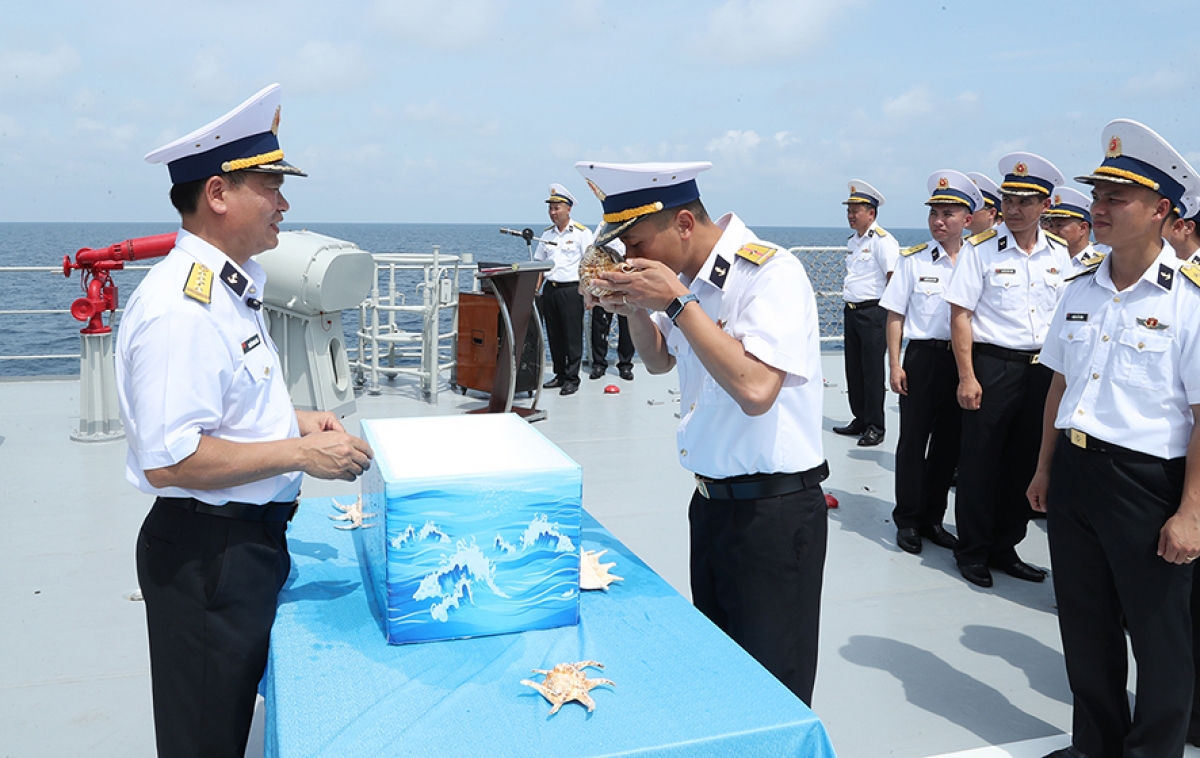 Nghi thức uống nước biển cho thủy thủ đi qua đường xích đạo