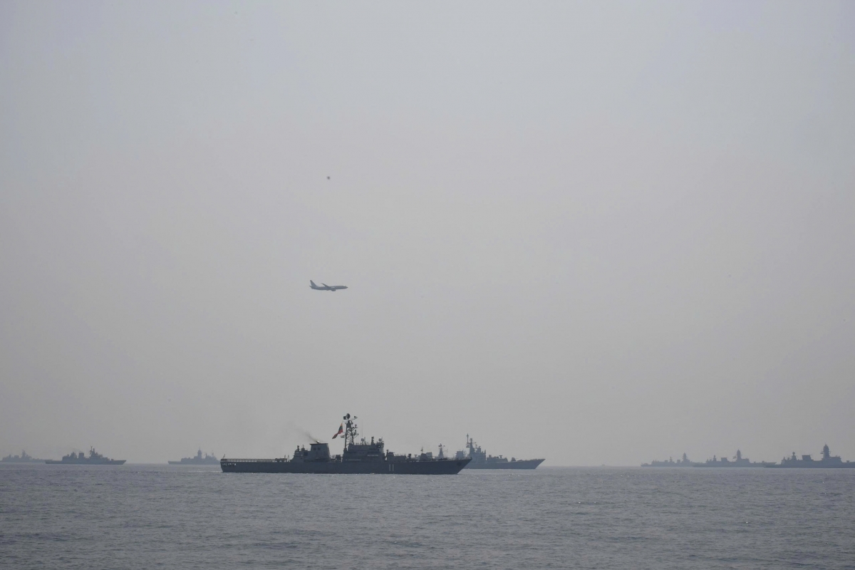 Các tàu vận động thực hiện các khoa mục trong diễn tập