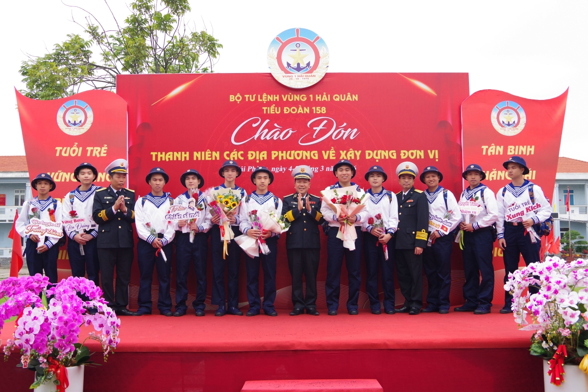 Chuẩn Đô đốc Trần Xuân Văn, Chính ủy Vùng 1 Hải quân chụp ảnh lưu niệm cùng chiến sĩ mới tại Tiểu đoàn 158