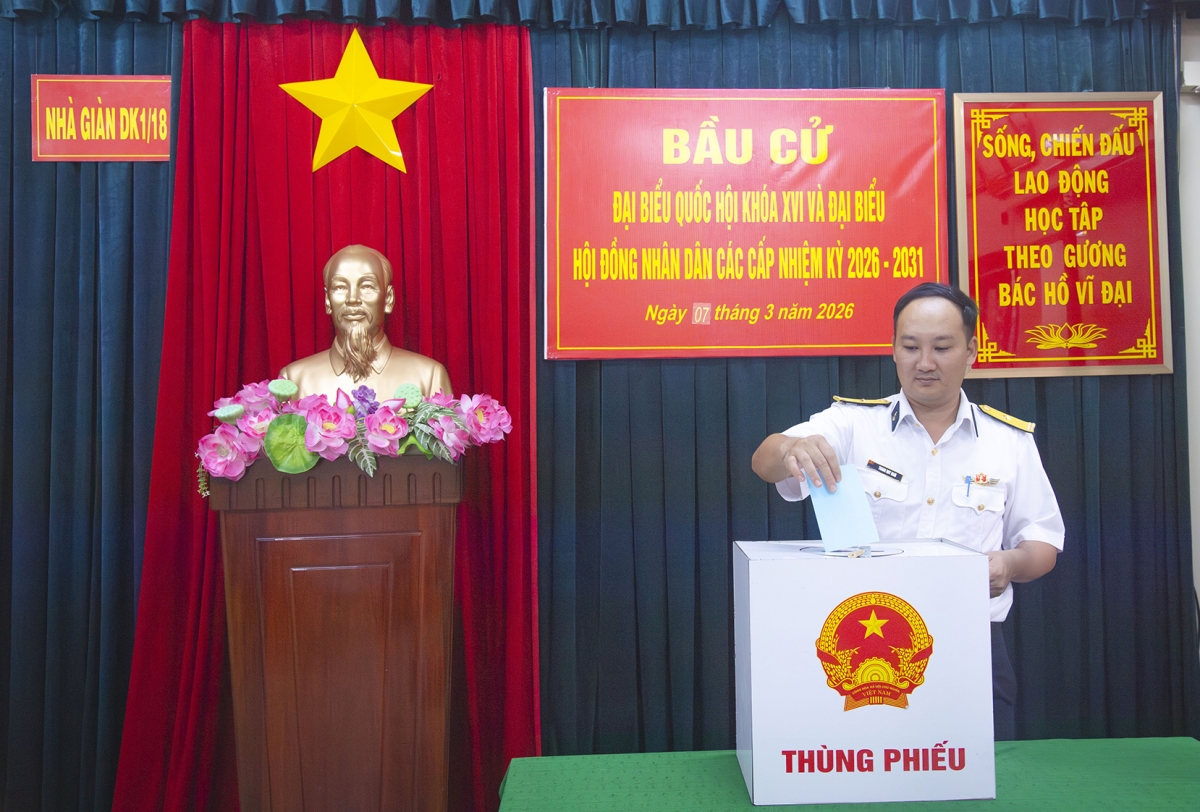 Cử tri trên Nhà giàn DK1.18 thực hiện bầu cử