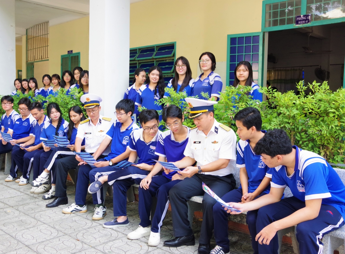 Niềm vui các học sinh khi được cán bộ Học viện Hải quân nói chuyện, chia sẻ về môi trường học tập trong Quân đội