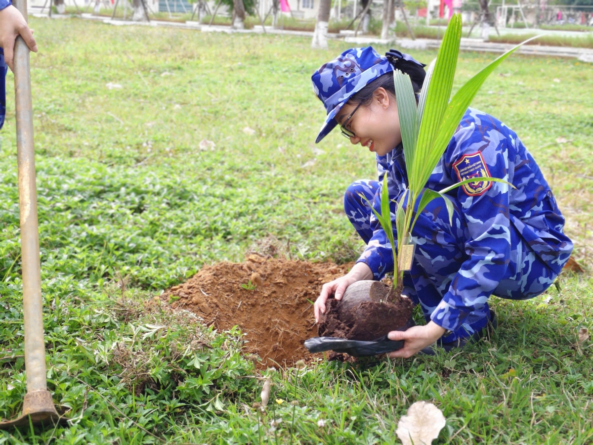  Tuổi trẻ Vùng Cảnh sát biển 2 tích cực hưởng ứng phong trào trồng cây xanh Đời đời nhớ ơn Bác Hồ