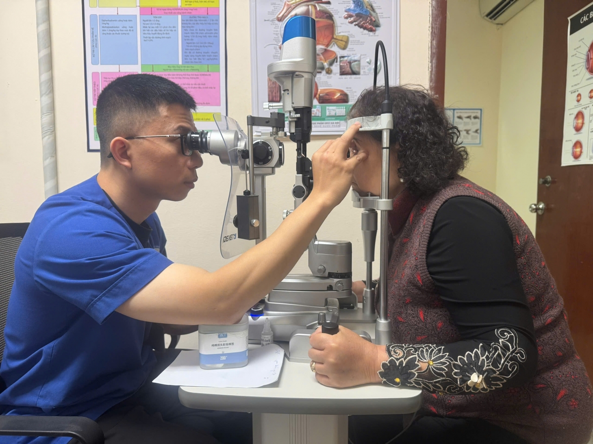 Soi chụp đáy mắt cho bệnh nhân đái tháo đường tại BV Nội tiết Trung ương giúp phát hiện sớm các biến chứng về mắt cho người bệnh