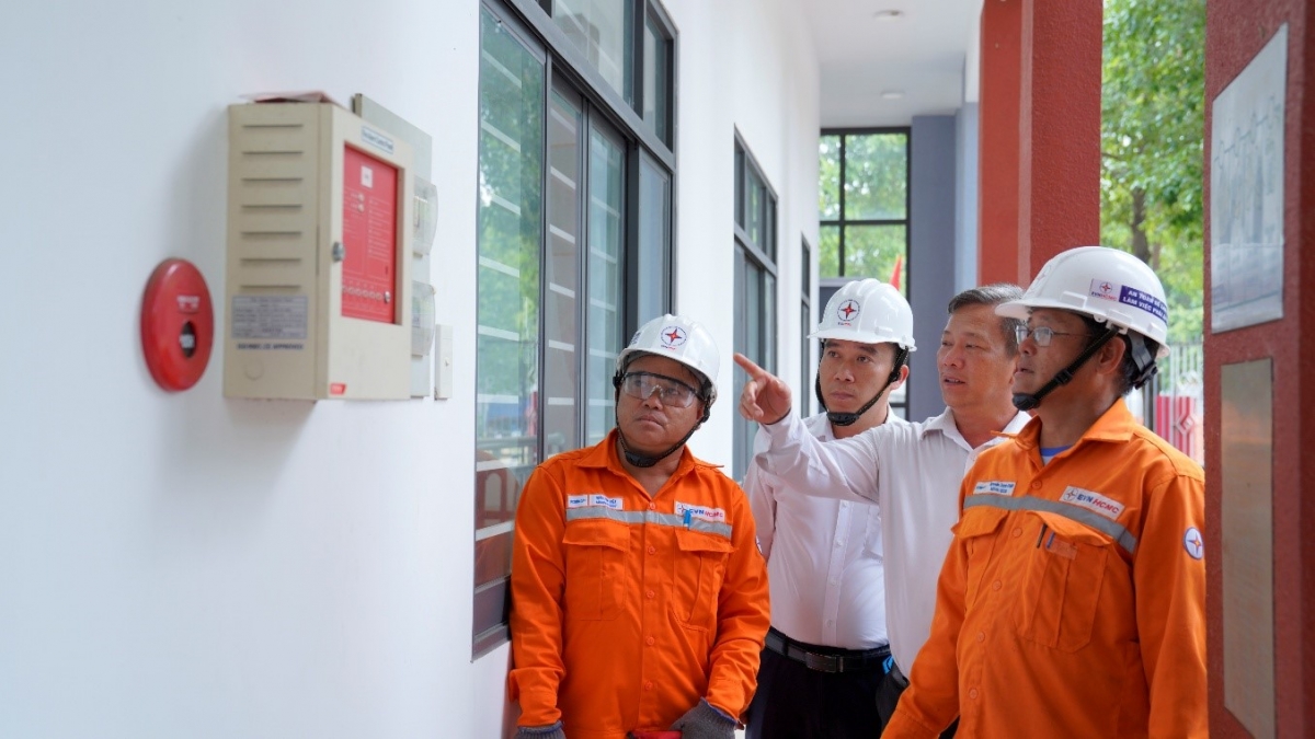   Nhân viên điện lực cùng chính quyền địa phương kiểm tra điện tại điểm bầu cử