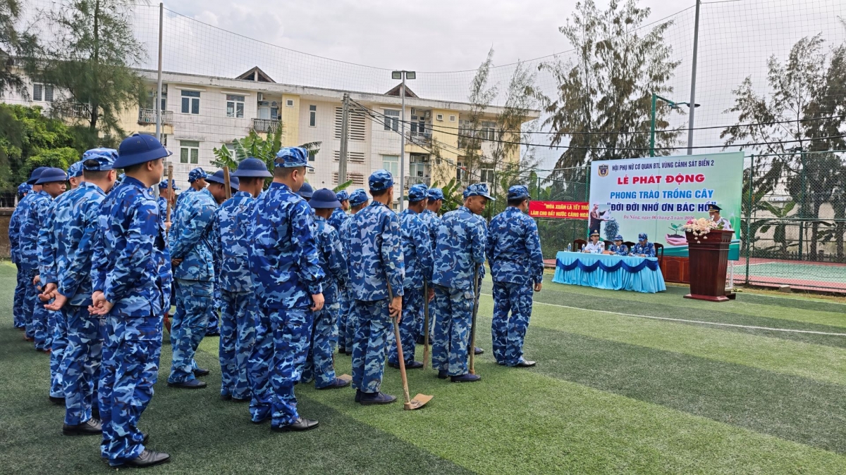 Phát động trồng cây "Đời đời nhớ ơn Bác Hồ", trồng cây trong khuôn viên đơn vị