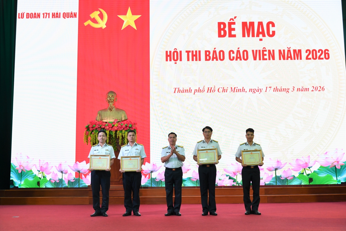 Thủ trưởng Lữ đoàn trao giải cho các thí sinh đạt giải cao trong hội thi