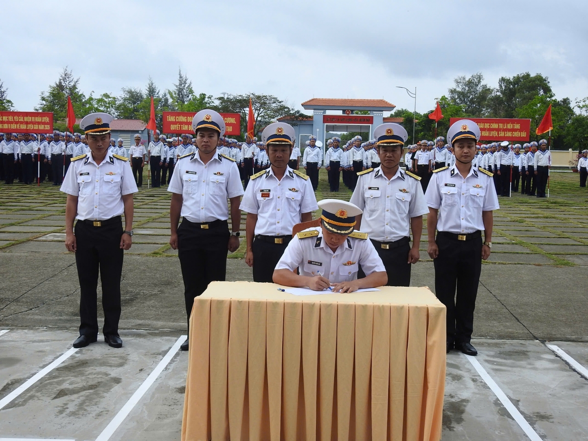 Ký kết đợt thi đua trong huấn luyện chiến sĩ mới