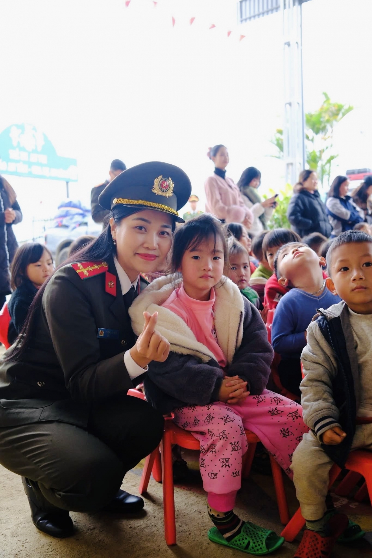 (Đại úy Vũ Thị Lan Anh, Phòng Công tác chính trị, Công an thành phố Hà Nội tham gia  hoạt động về nguồn và tặng quà cho người dân khó khăn tại các tỉnh Tây Bắc, miền Trung)