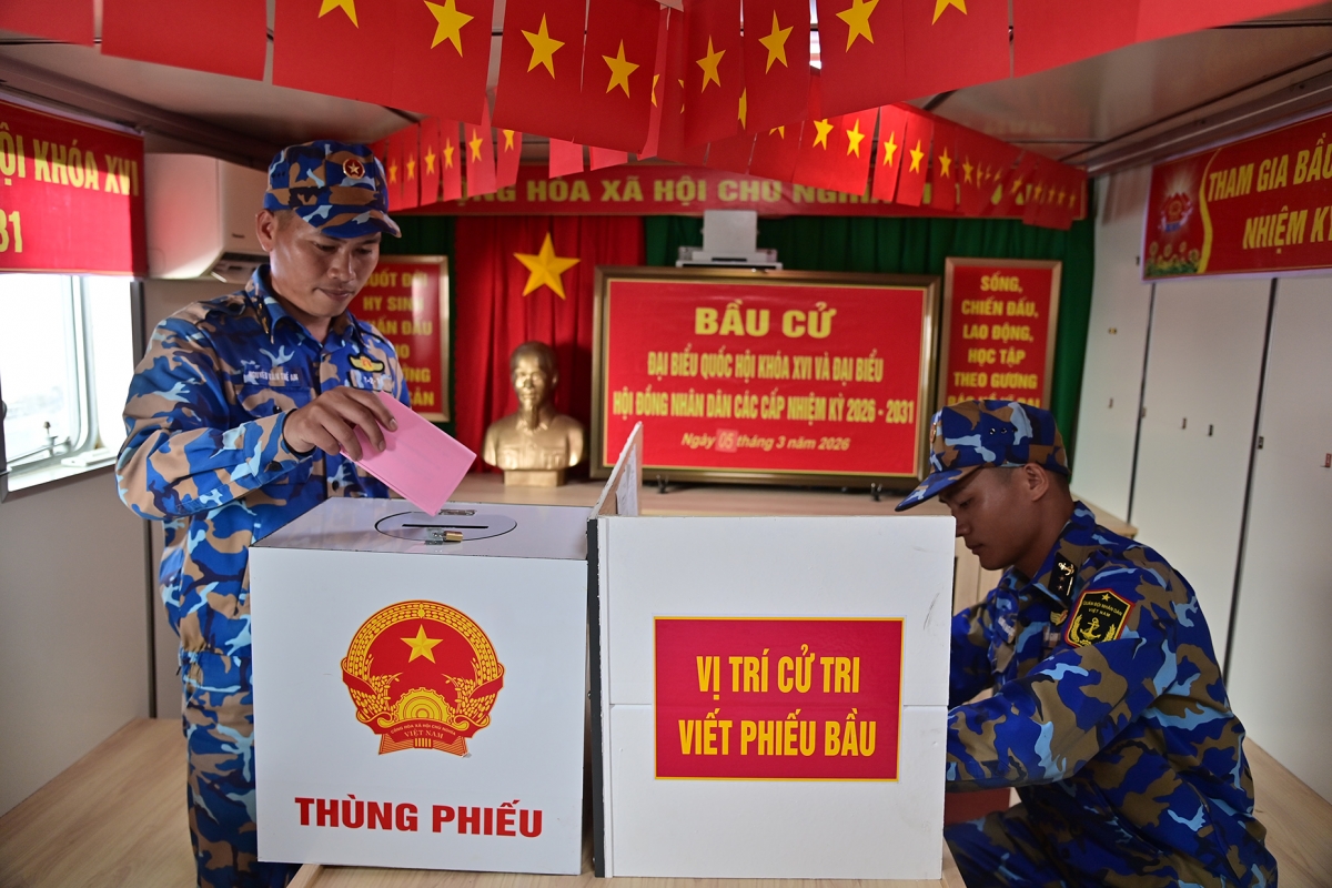 Cử tri trên tàu Trường Sa 02 đang thực hiện nhiệm vụ trực bảo vệ chủ quyền tham gia bầu cử sớm trên biển