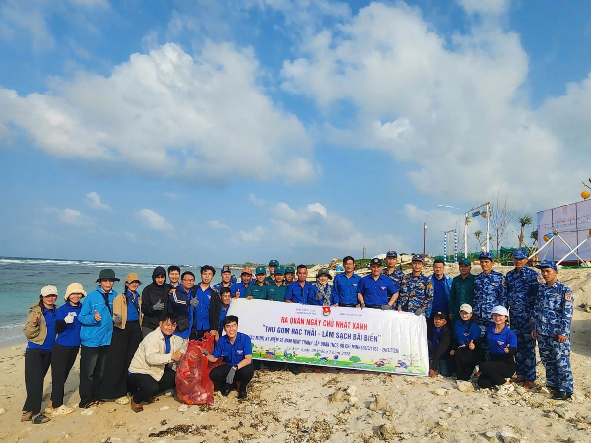 Ra quân thu gom rác thải nhựa, vệ sinh bãi biển trong Ngày Chủ nhật xanh tại Đặc khu Lý Sơn.