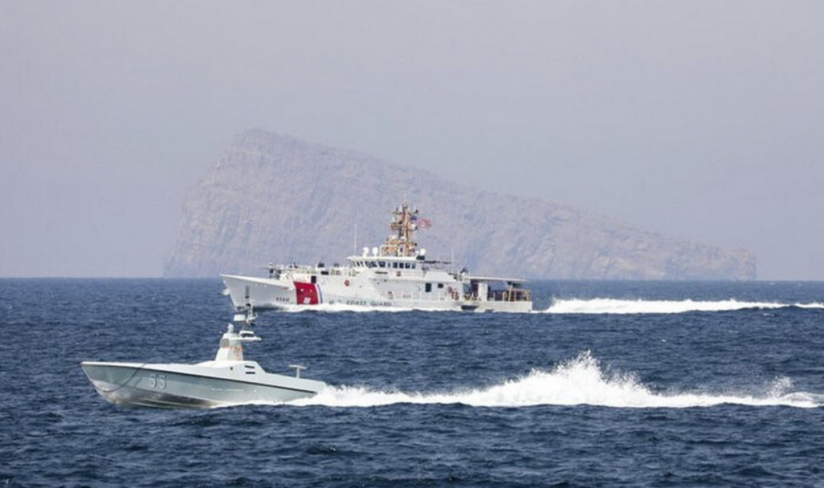 Tàu di chuyển tại Eo biển Hormuz. (Ảnh: IRNA/TTXVN)