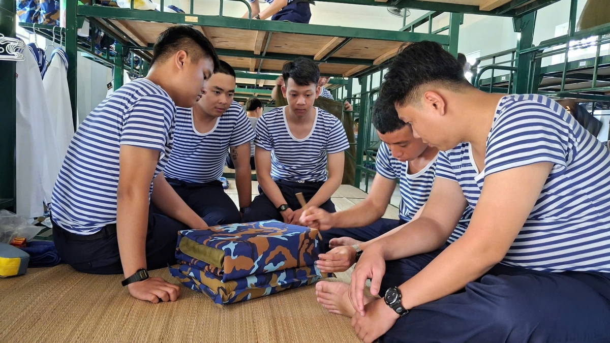 Chiến sĩ mới Vùng 3 Hải quân tỉ mỉ tập gấp xếp nội vụ cá nhân đảm bảo đúng quy định