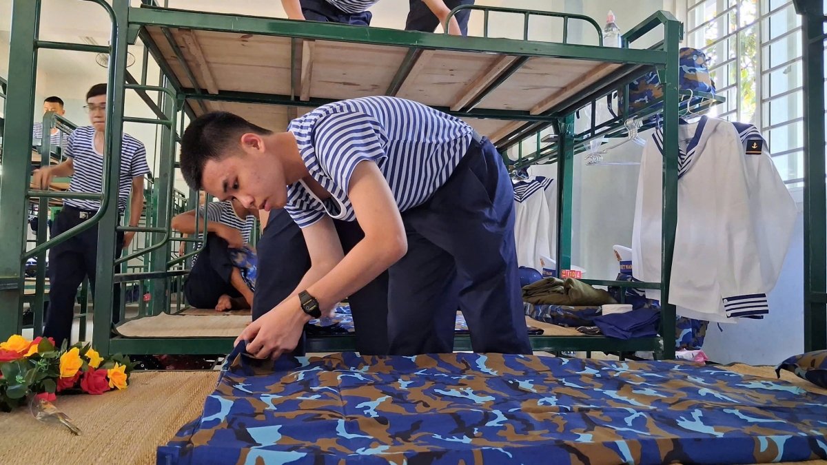 Chiến sĩ mới Vùng 3 Hải quân tỉ mỉ tập gấp xếp nội vụ cá nhân đảm bảo đúng quy định 