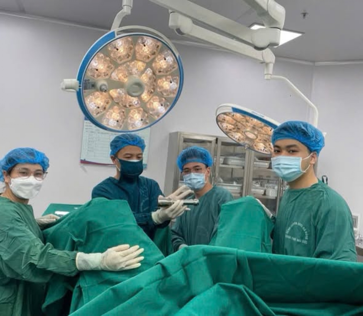 Ê kíp phẫu thuật BV Đa khoa Hà Đông lấy thành công di vật cho bệnh nhân