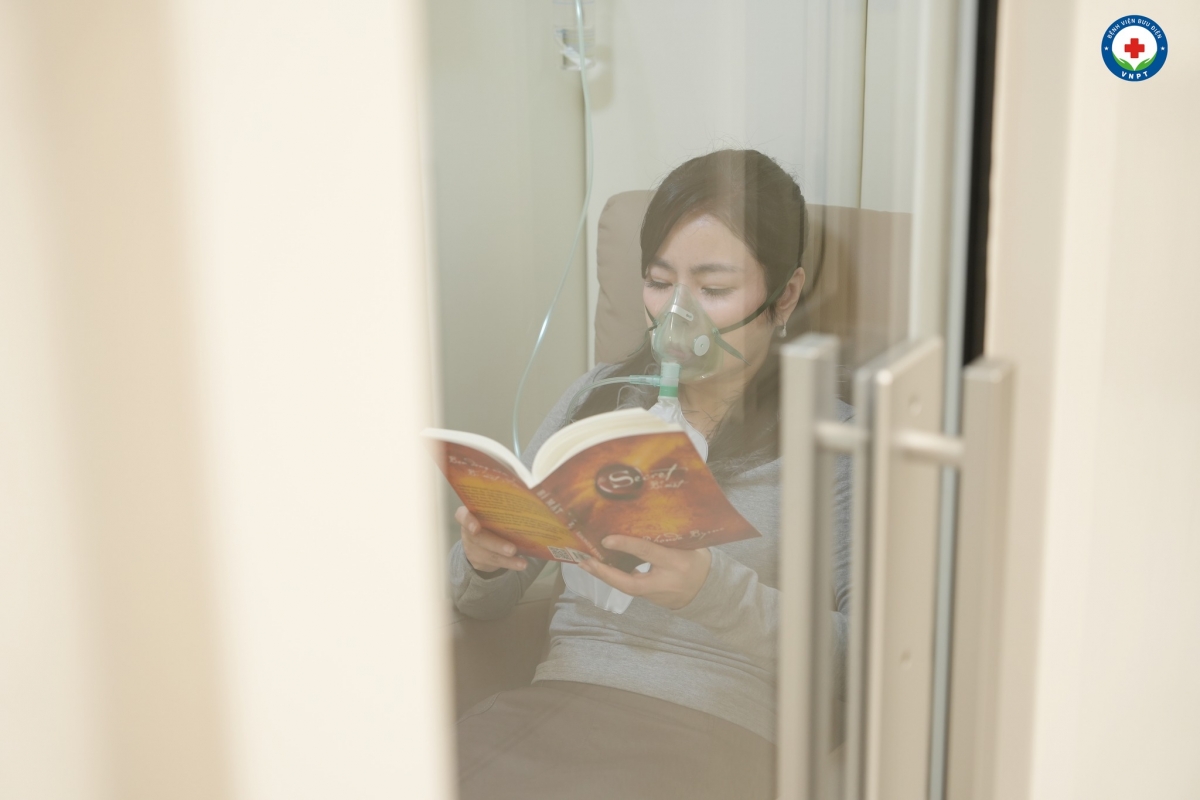 Bệnh nhân điều trị mất ngủ trong buồng oxy cao áp