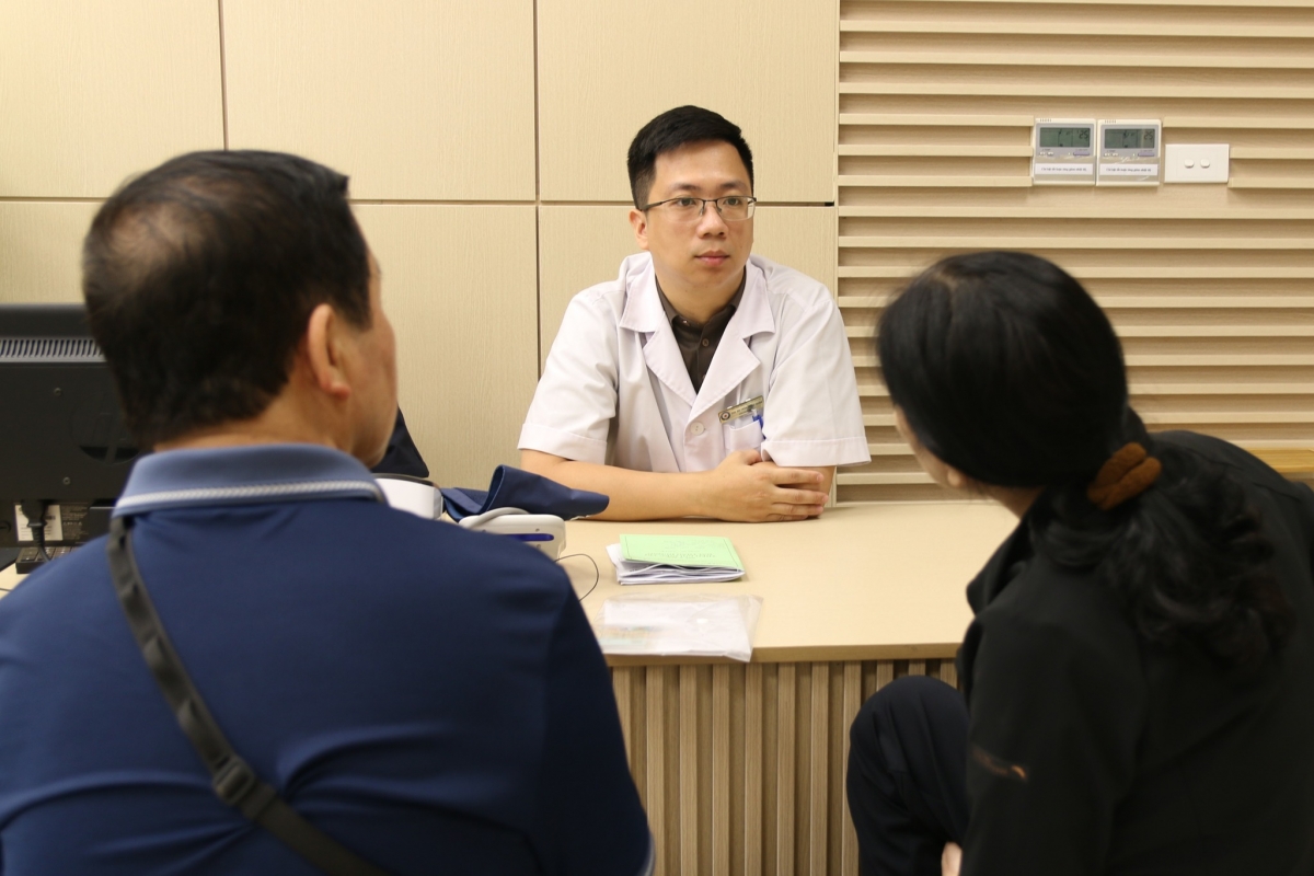 BS Trần Hồng Quân tư vấn cho bệnh nhân điều trị đau đầu, mất ngủ