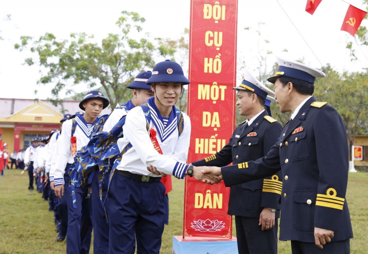 Cán bộ Vùng 3 Hải quân đón Chiến sĩ mới về đơn vị