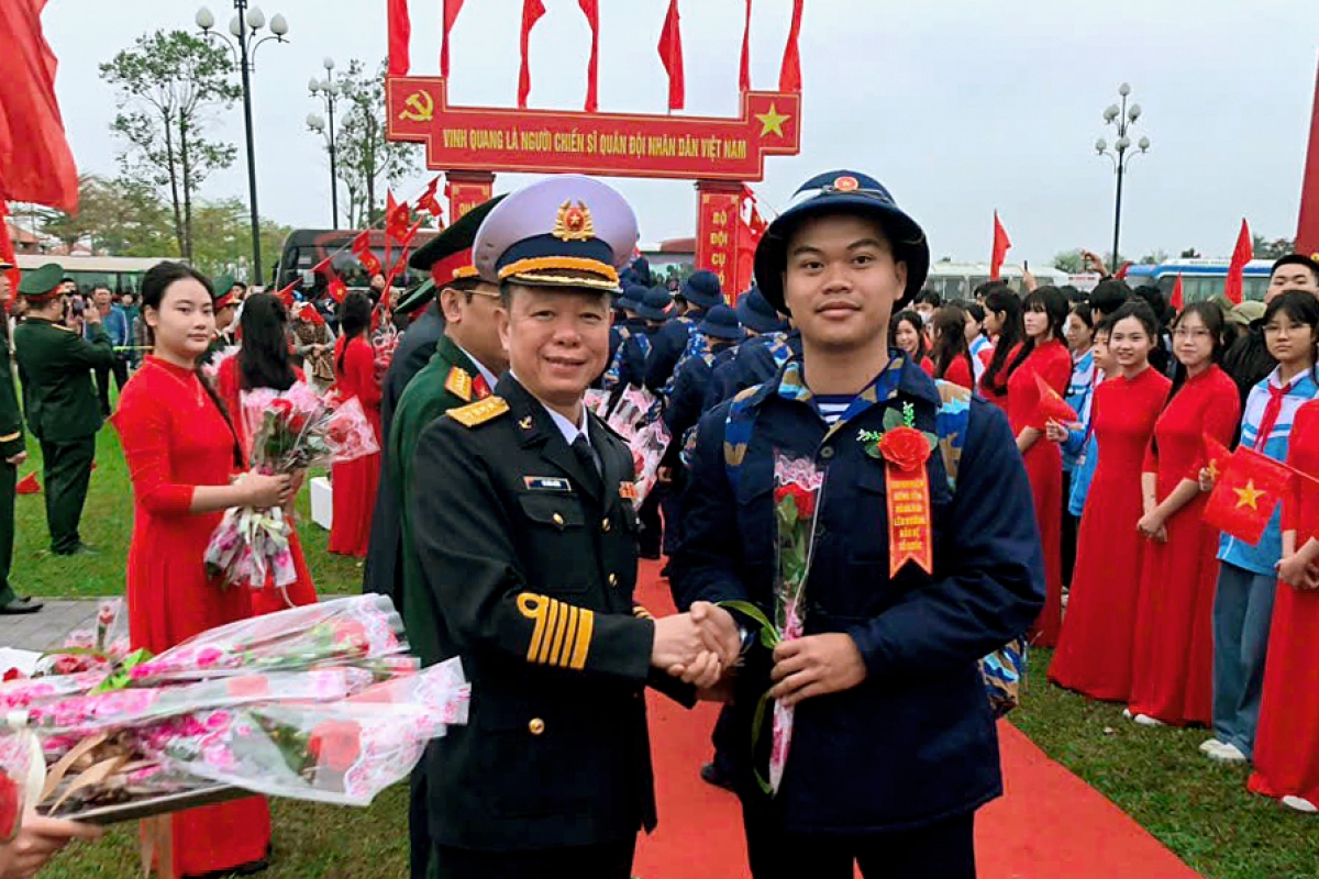 Đại tá Vũ Hữu Kiêm, Phó Chính ủy Vùng dự lễ giao, nhận quân và động viên chiến sĩ mới tại Khu vực Phòng thủ 3, tỉnh Hưng Yên