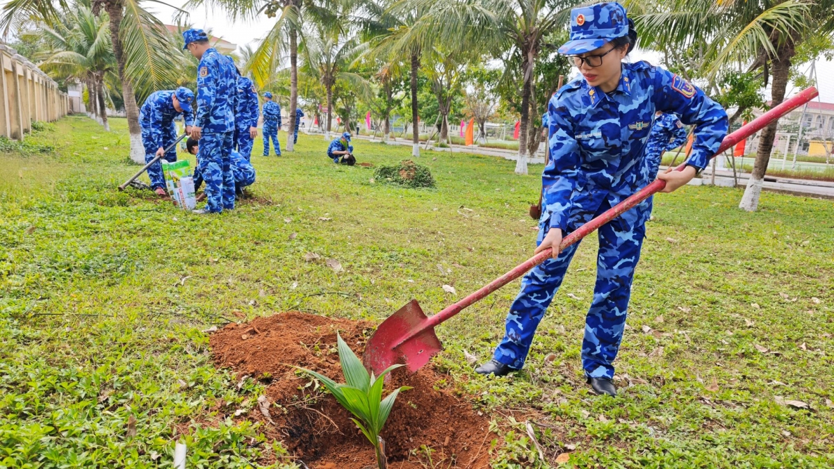 Phát động trồng cây "Đời đời nhớ ơn Bác Hồ", trồng cây trong khuôn viên đơn vị