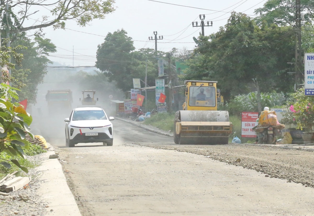 Dự án cải tạo, nâng cấp Quốc lộ 14E, nguồn vốn gần 1.850 tỷ đồng mới đạt khoảng 70% khối lượng sau hơn 3 năm thi công, chậm tiến độ và tiếp tục được gia hạn đến tháng 10/2026.