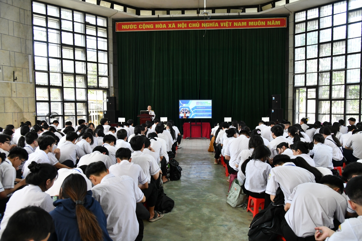 Quang cảnh buổi tuyên truyền tại Trường Phổ thông Trung học Cao Thắng, TP. Huế