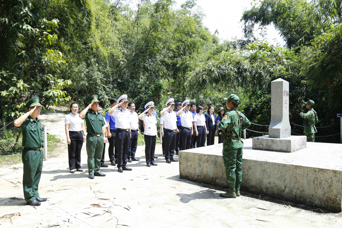  Cán bộ, người lao động ICD Tân Cảng Sóng Thần thực hiện nghi thức chào cờ bên cột mốc biên giới số 62