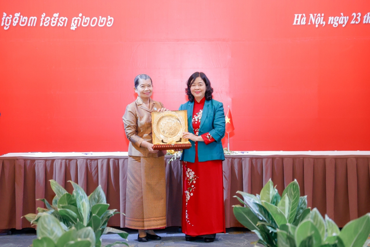 Bà Bùi Thị Minh Hoài, Chủ tịch UBTƯ MTTQ Việt Nam tặng quà lưu niệm cho bà Men Sam An - Phó Chủ tịch Đảng Nhân dân Campuchia, Chủ tịch Hội đồng Quốc gia Mặt trận Đoàn kết Phát triển Tổ quốc Campuchia, Chủ tịch Hội Hữu nghị Campuchia - Việt Nam