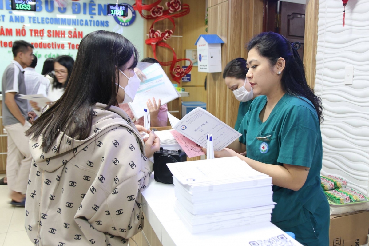 Nhân viên đón tiếp, hướng dẫn làm thủ tục cho người bệnh