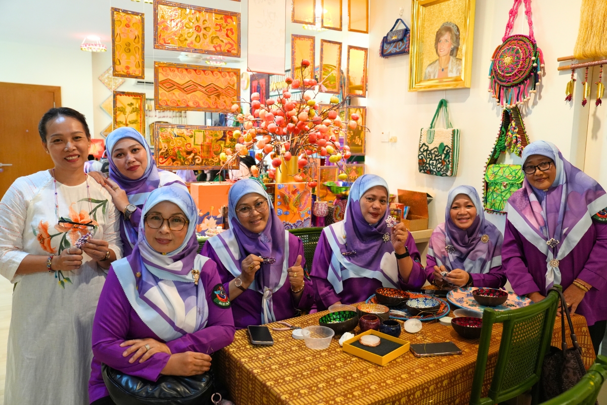 Các phu nhân Hội Cựu chiến binh Brunei Darussalam trải nghiệm đính hạt