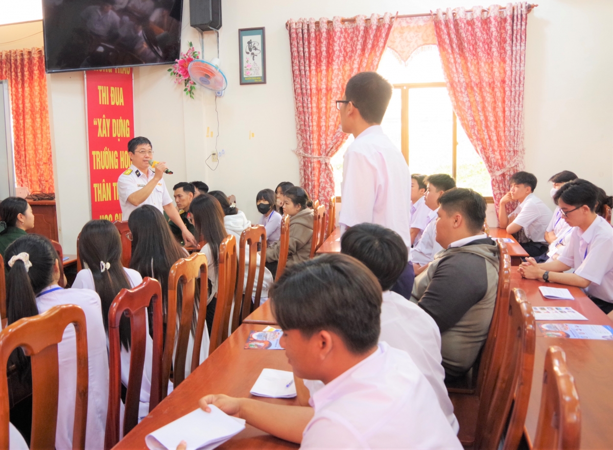 Cán bộ Học viện Hải quân trả lời các câu hỏi của học sinh về các nội dung tuyển sinh quân sự năm 2026 tại Trường THPT Cà Mau