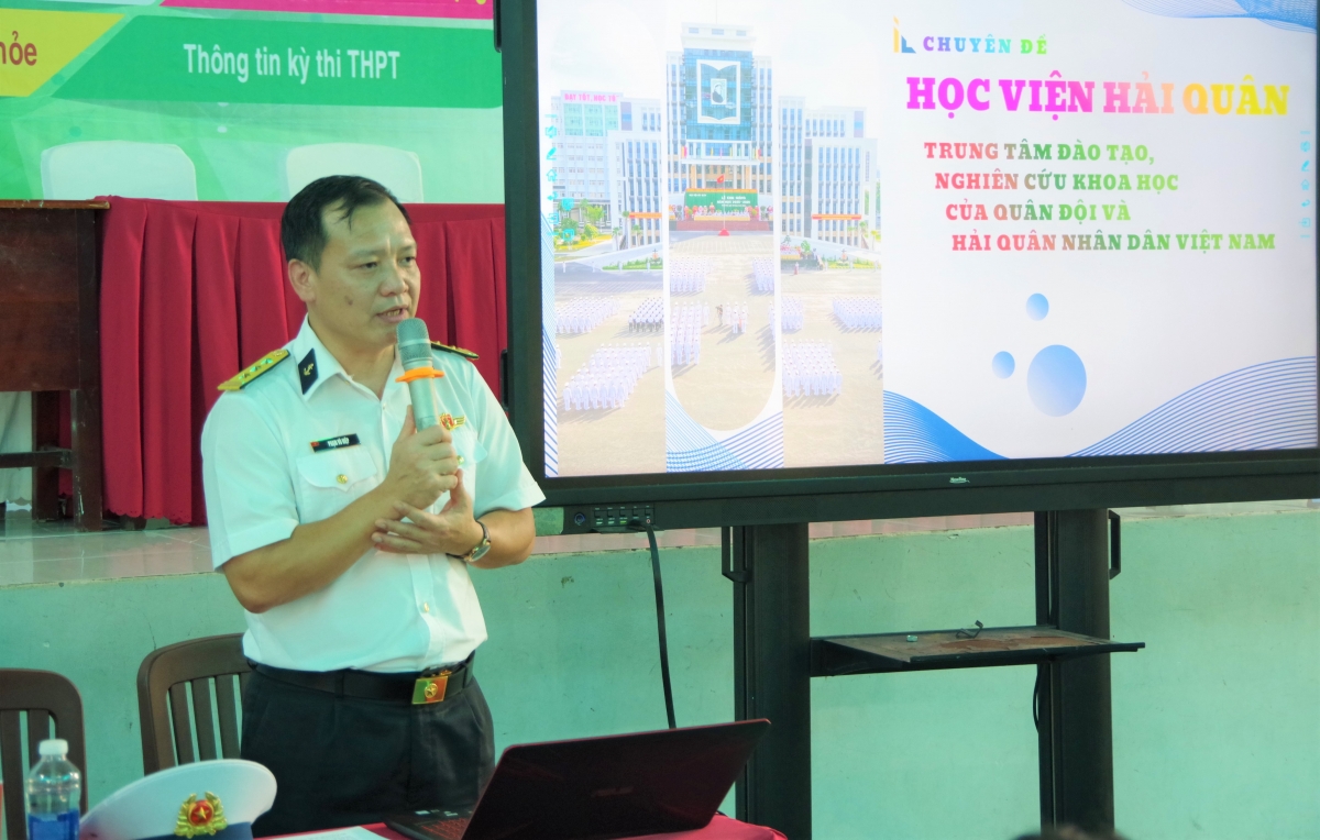 Cán bộ Học viện Hải quân ứng dụng các nền tảng số hổ trợ trong tuyên truyền, hướng nghiệp và tư vấn tuyển sinh tại Trường THCS và THPT Võ Văn Kiệt, phường Rạch Giá, An Giang