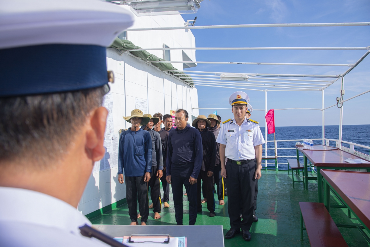 Tổ chức phổ biến, hướng dẫn cho cử tri trên tàu cá Qng96435TS của Quảng Ngãi