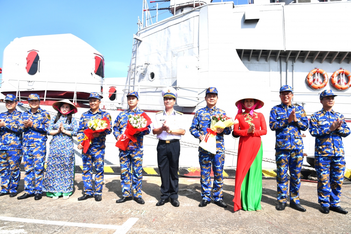 Đại tá Đỗ Hồng Duyên, Phó Chính ủy Vùng 2 Hải quân đón đoàn công tác