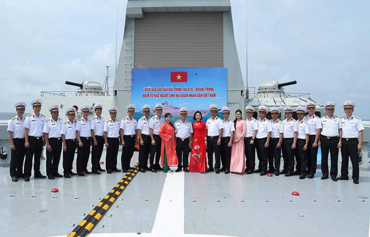 Các đại biểu chụp ảnh lưu niệm