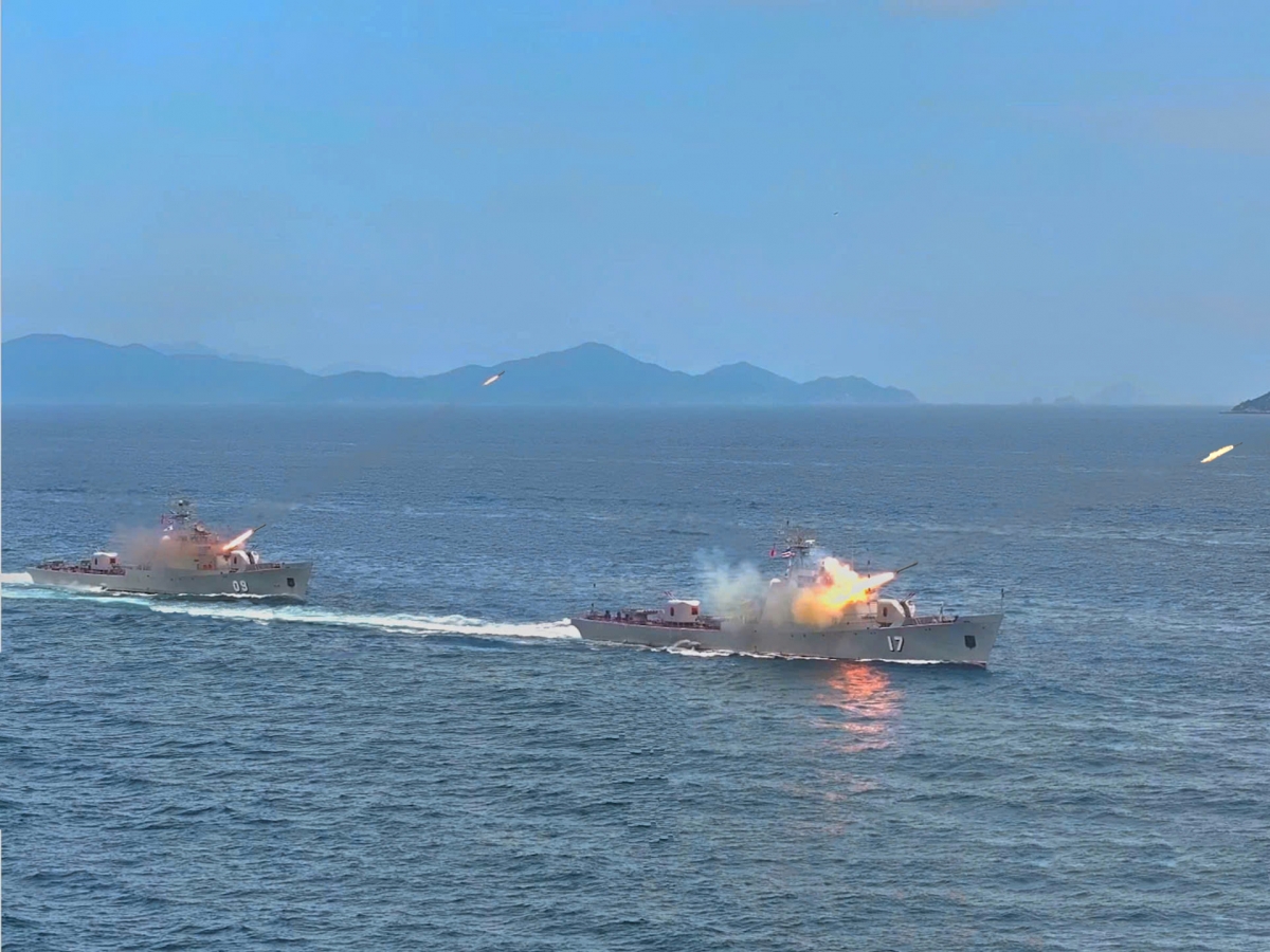 Biên đội tàu của Vùng 2 Hải quân diễn tập trên biển