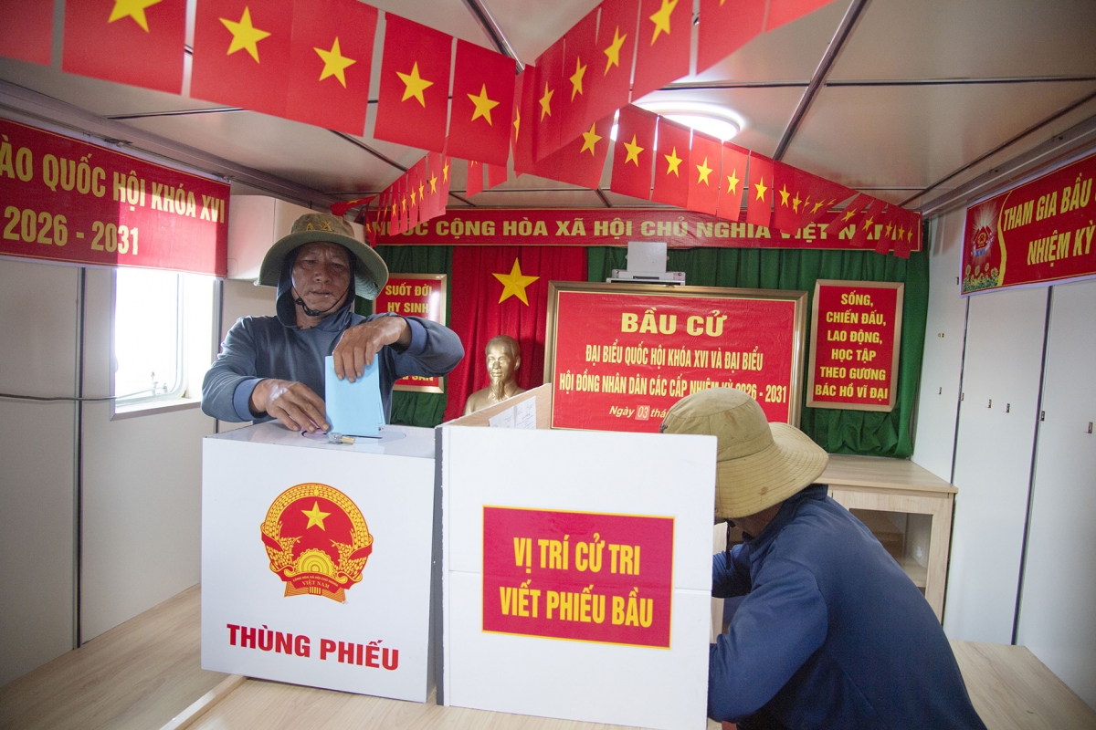 Ngư dân đang khai thác thủy hải sản trên biển rất phấn khởi khi được bầu cử sớm trên tàu Trường Sa 04